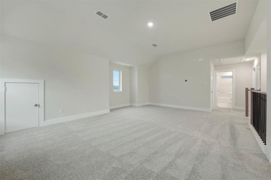Spacious, unfurnished interior of a new home in Chaparral Park, Oak Point (Image 39).
