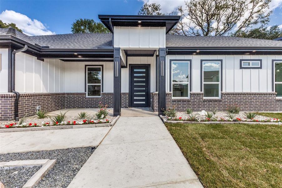 Exterior details and patio area of a home in , Kemp (Image 16).