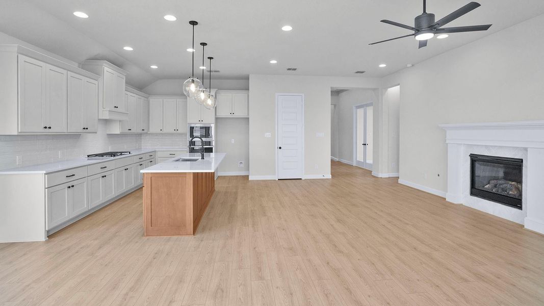 Spacious, unfurnished interior of a new home in Riceland, Mont Belvieu (Image 12).