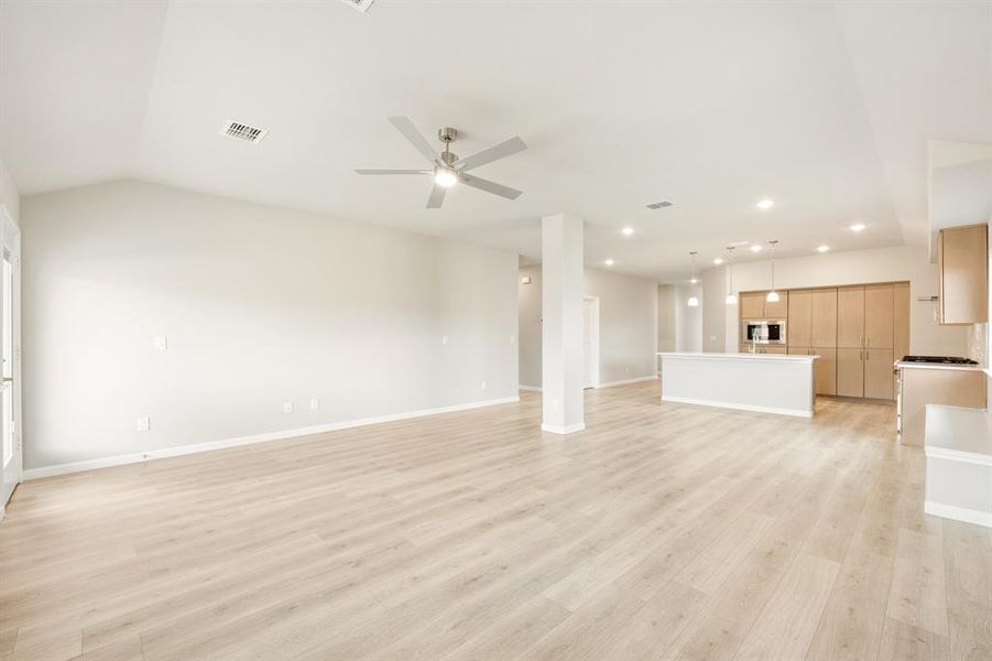 Spacious, unfurnished interior of a new home in Eagle Glen Elements, Alvarado (Image 20).