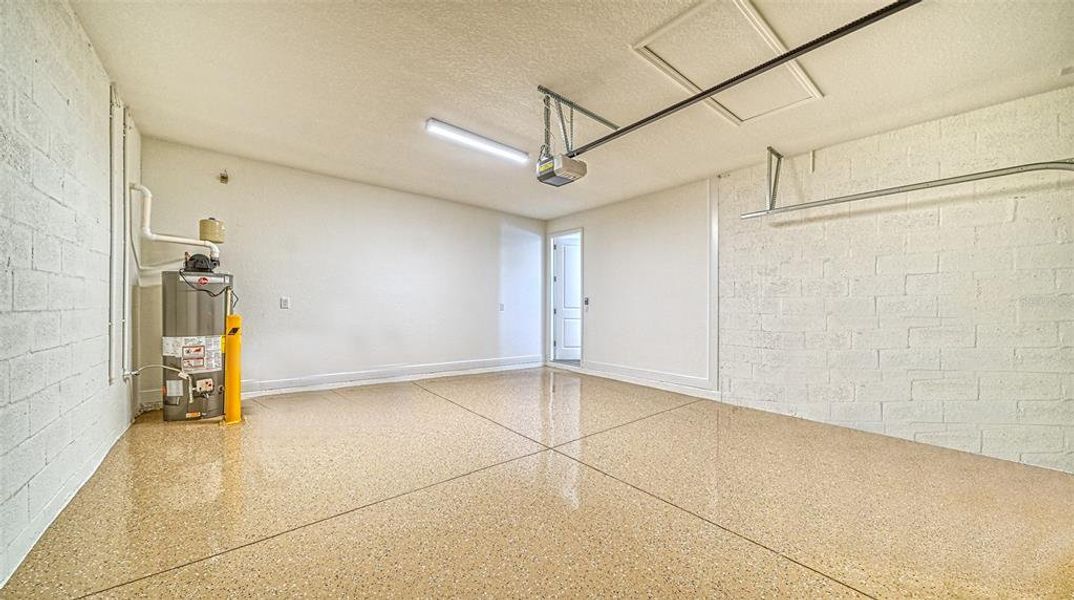 Spacious, unfurnished interior of a new home in Windward, Sarasota (Image 11).