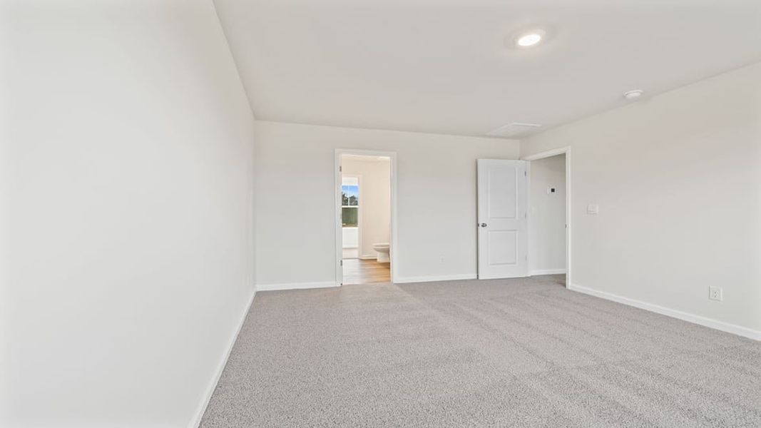Spacious, unfurnished interior of a new home in Cedar Gap, Fountain Inn (Image 24).