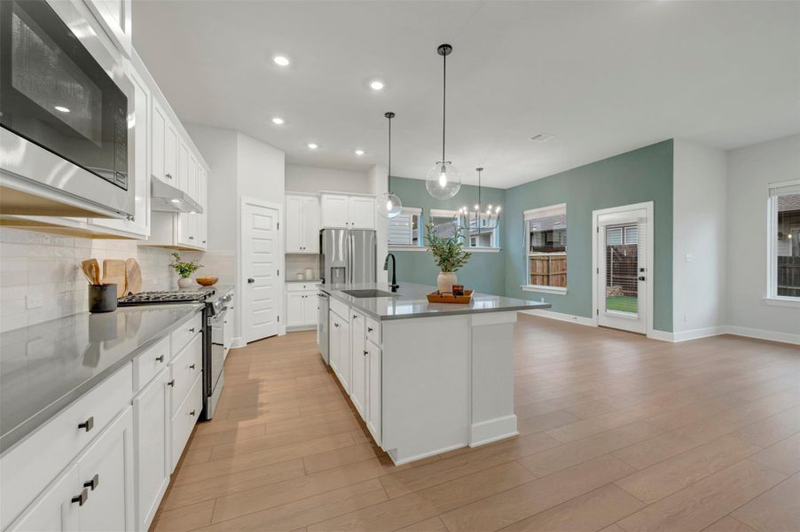 Kitchen (Staged) Kitchen (Staged)