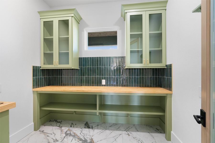 Detailed view of decorative backsplash