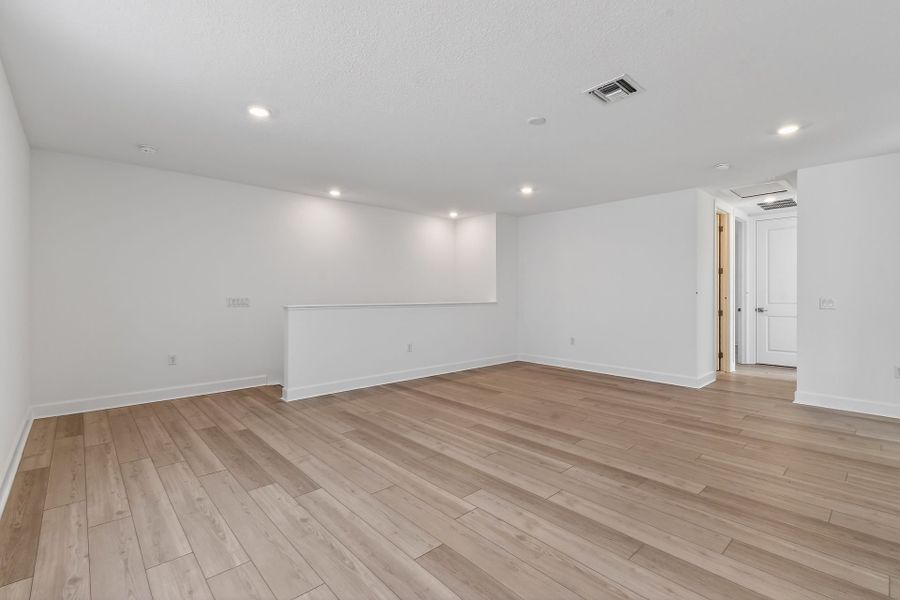 Spacious, unfurnished interior of a new home in Hendrix Reserve, Lake Worth (Image 31).