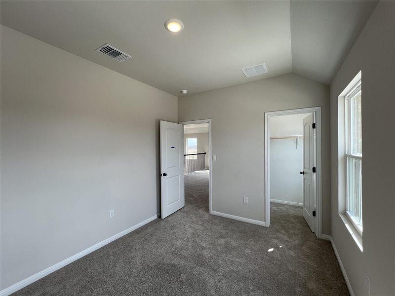 Spacious, unfurnished interior of a new home in Rolling Glen, Hutto (Image 22).