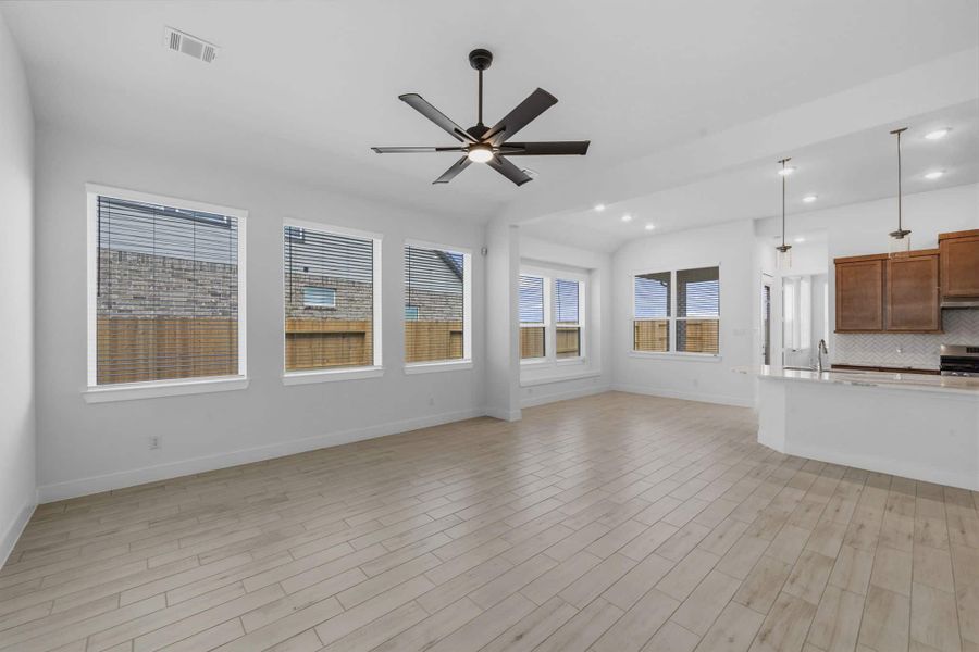 Spacious, unfurnished interior of a new home in Beacon Point, Texas City (Image 14).