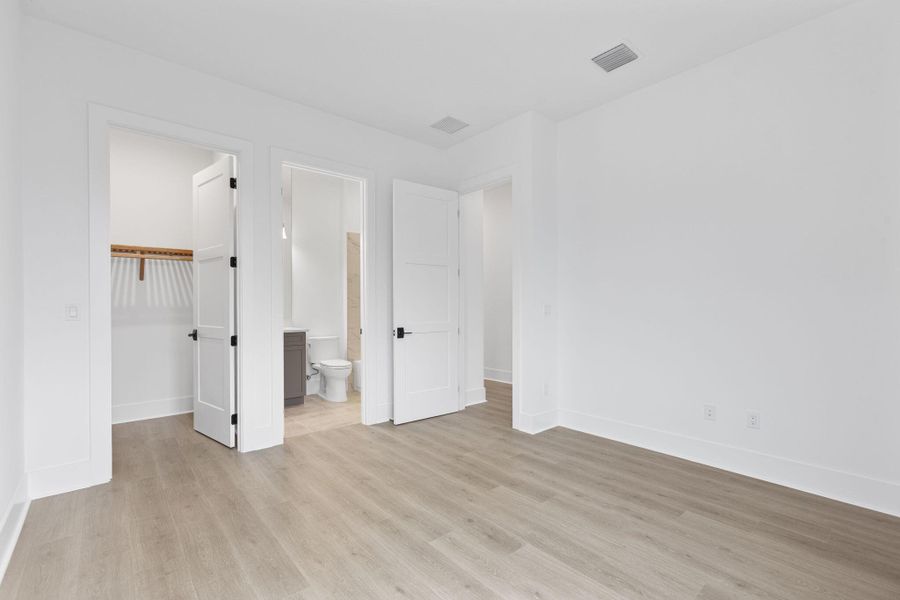 Spacious, unfurnished interior of a new home in Astor Creek Golf & Country Club, Port St. Lucie (Image 17).