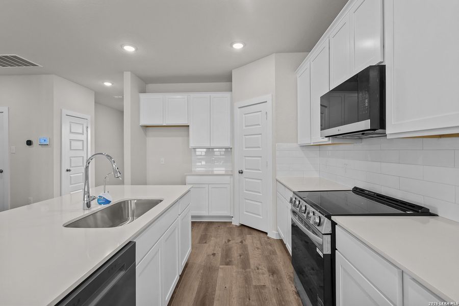 Furnished interior view inside a new home in Hiddenbrooke, Seguin (Image 6).