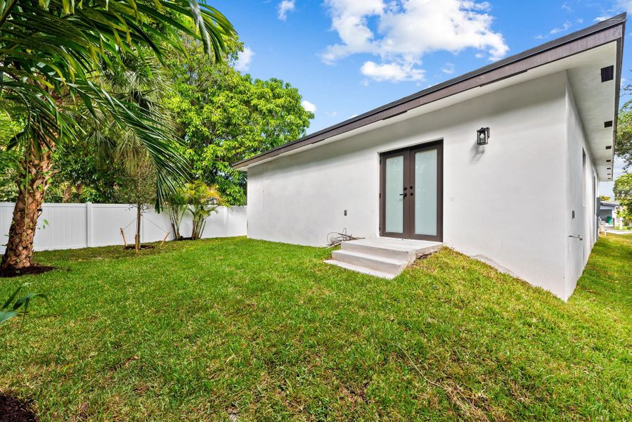 Exterior details and patio area of a home in , Fort Lauderdale (Image 1).