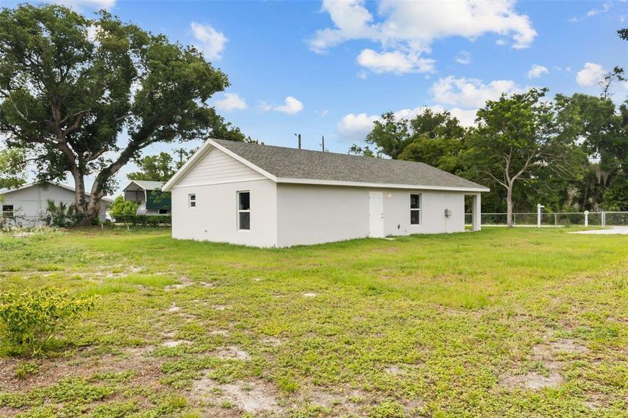 Exterior details and patio area of a home in , Bartow (Image 19).