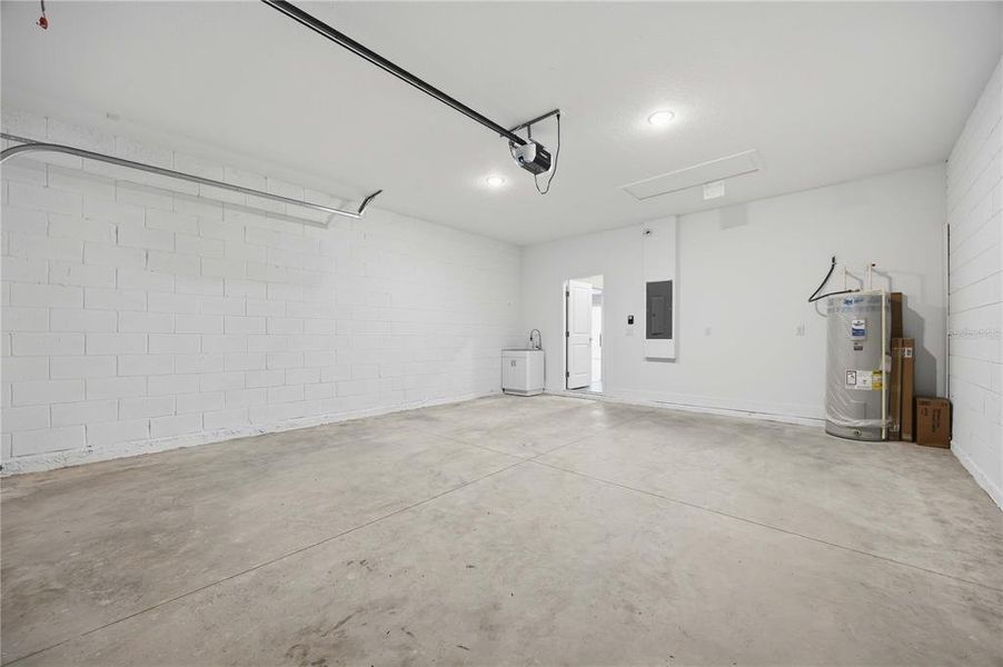 Spacious, unfurnished interior of a new home in , Winter Haven (Image 45).