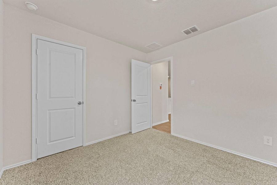 Spacious, unfurnished interior of a new home in Bollinger, Uhland (Image 23).