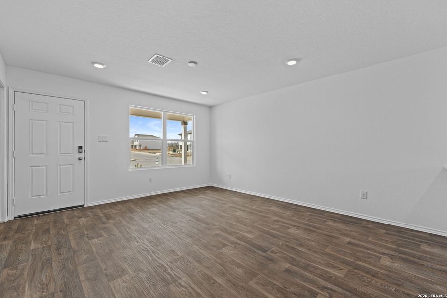 Spacious, unfurnished interior of a new home in Sonora, San Antonio (Image 11).