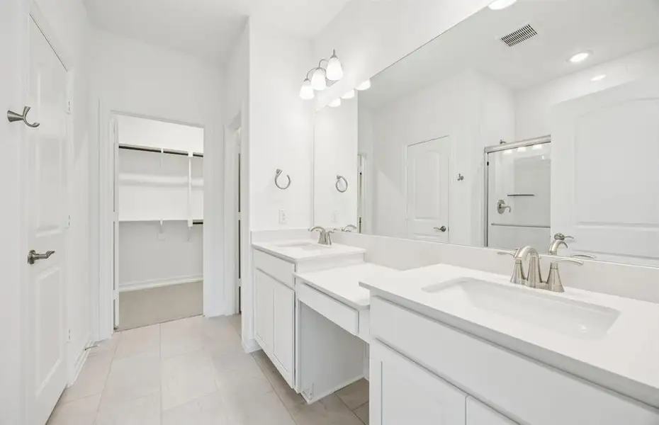Owner's bath with dual sinks