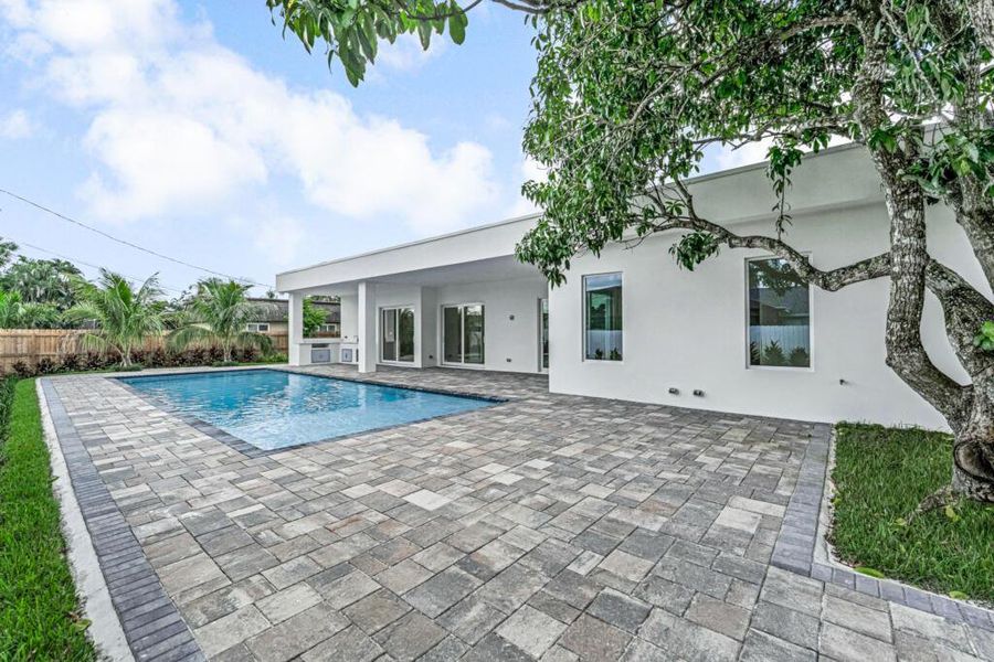 Exterior details and patio area of a home in , Lake Worth (Image 3).
