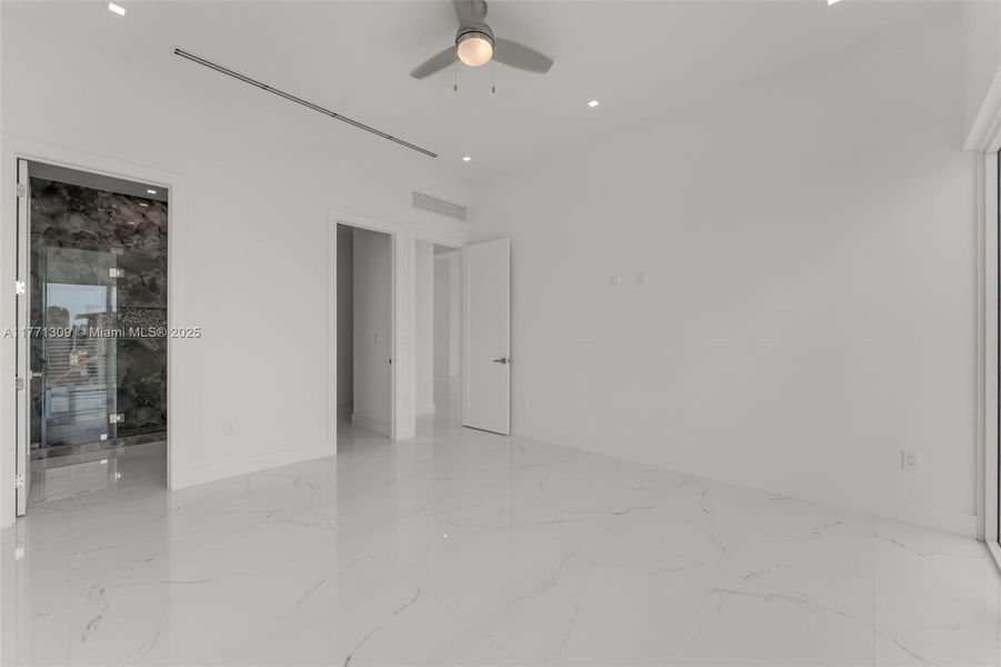 Spacious, unfurnished interior of a new home in , Key Largo (Image 43).