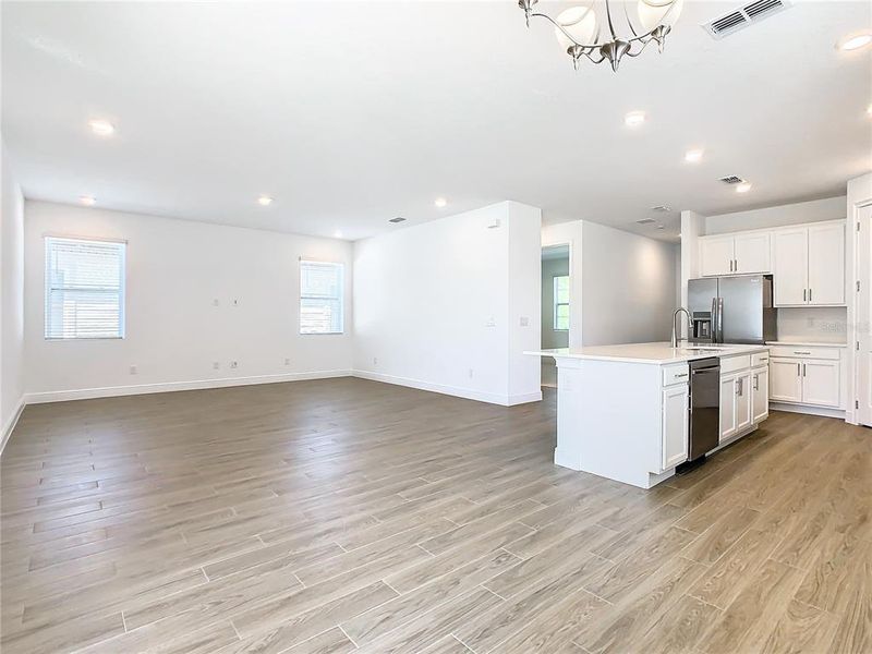 Spacious, unfurnished interior of a new home in , Winter Garden (Image 31).