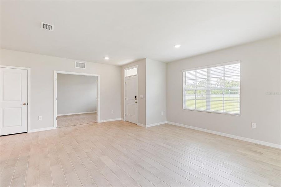 Spacious, unfurnished interior of a new home in Heritage Lake Park, Punta Gorda (Image 10).