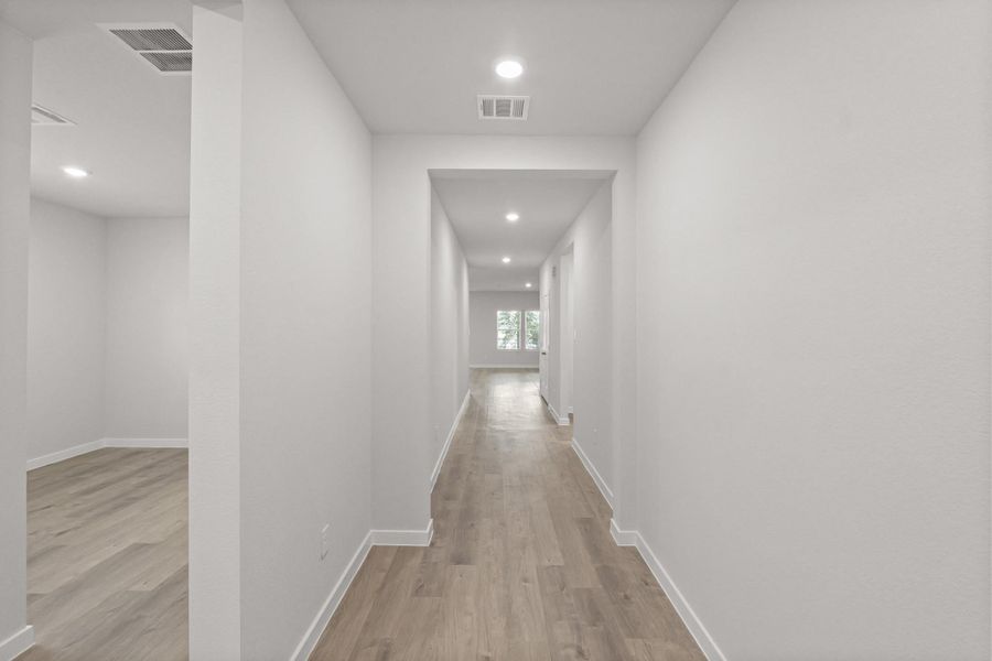 Spacious, unfurnished interior of a new home in Lakes at Crockett Martin, Conroe (Image 11).