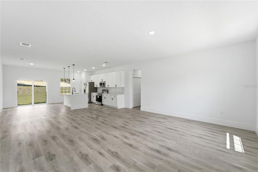 Spacious, unfurnished interior of a new home in , Dunnellon (Image 28).