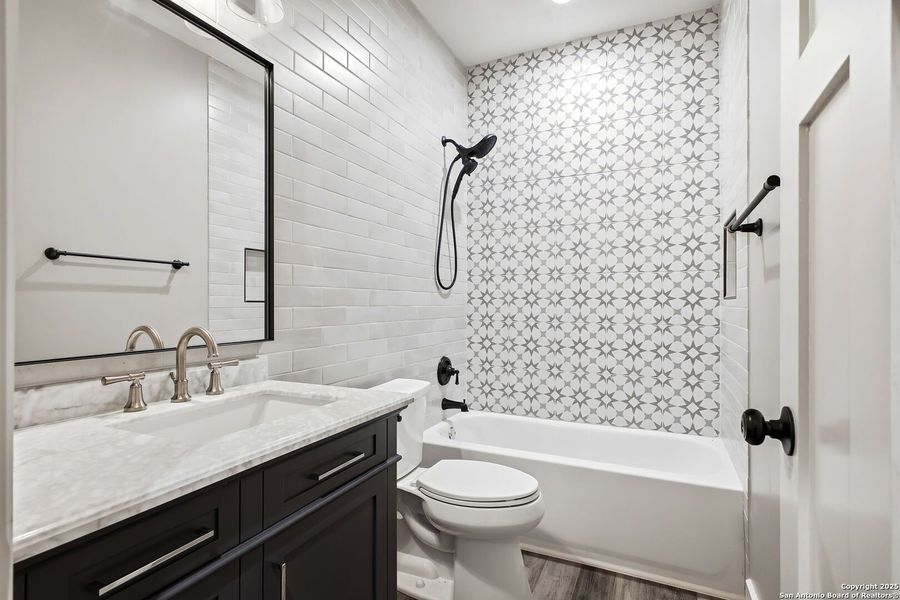 Furnished interior view inside a new home in , Bandera (Image 14).