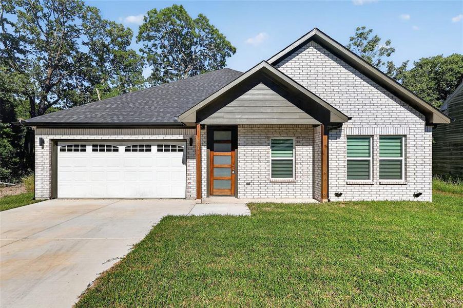 Front exterior of a new home in , Mabank, TX, highlighting curb appeal (Image 1). Front exterior of a new home in , Mabank, TX, highlighting curb appeal (Image 1).