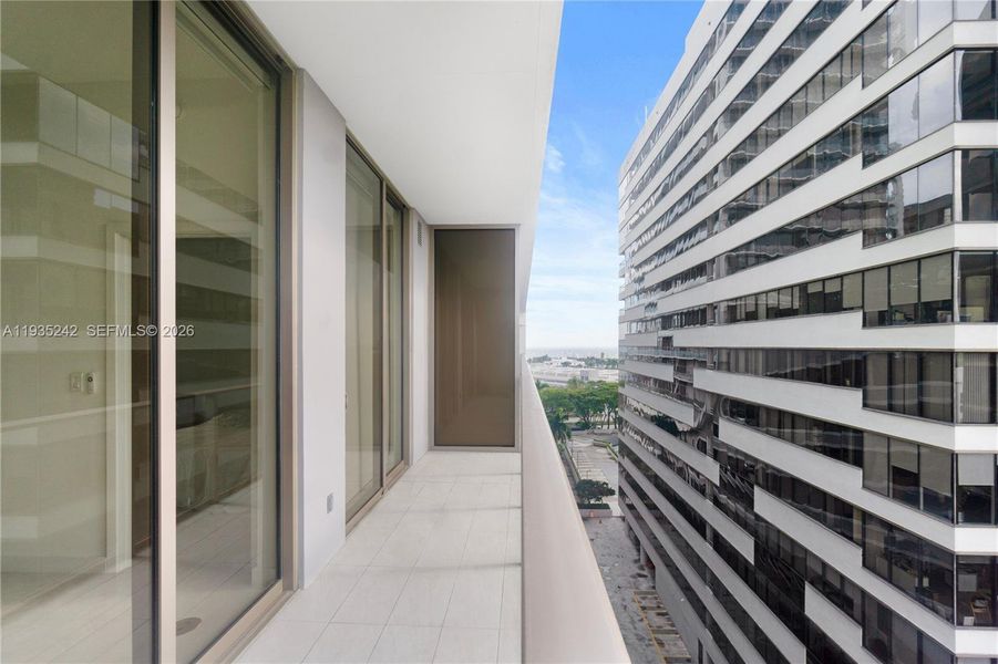 Condo located in Miami, FL showcasing its design and architecture (Image 37).