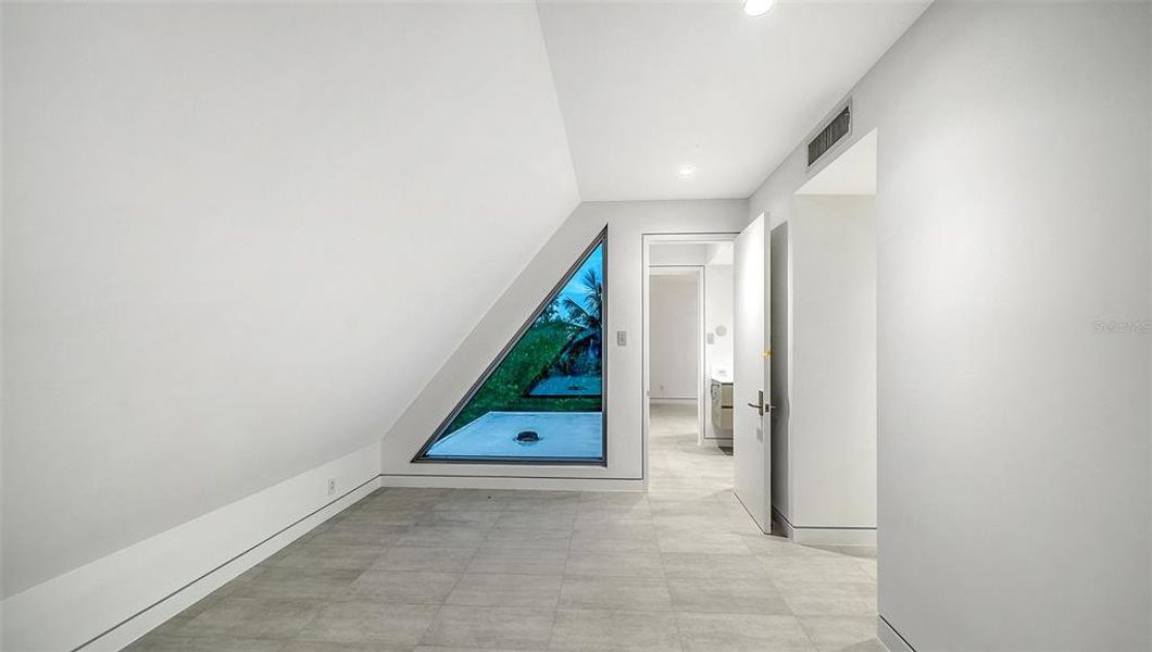 Spacious, unfurnished interior of a new home in , Longboat Key (Image 19).