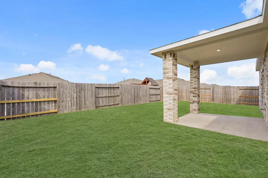 Exterior details and patio area of a home in Lago Mar, Texas City (Image 4).