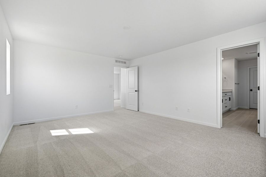 Spacious, unfurnished interior of a new home in Macanta, Castle Rock (Image 27).