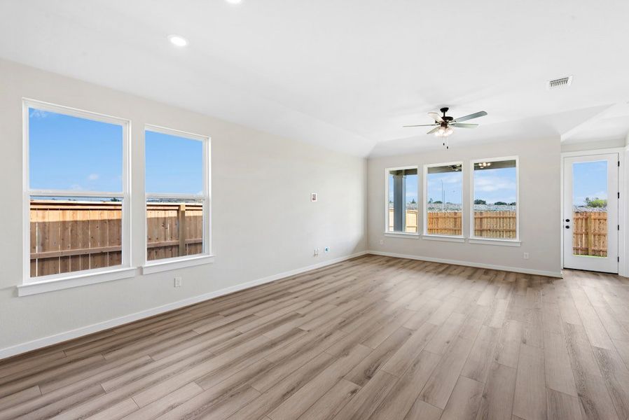 Spacious, unfurnished interior of a new home in University Heights, Round Rock (Image 11).