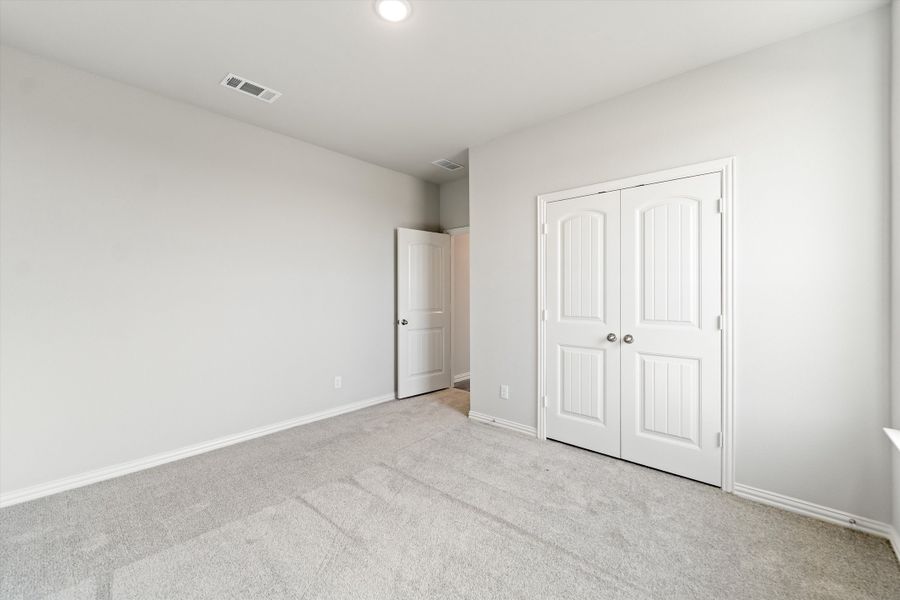 Spacious, unfurnished interior of a new home in Waterford Park, Weatherford (Image 29).