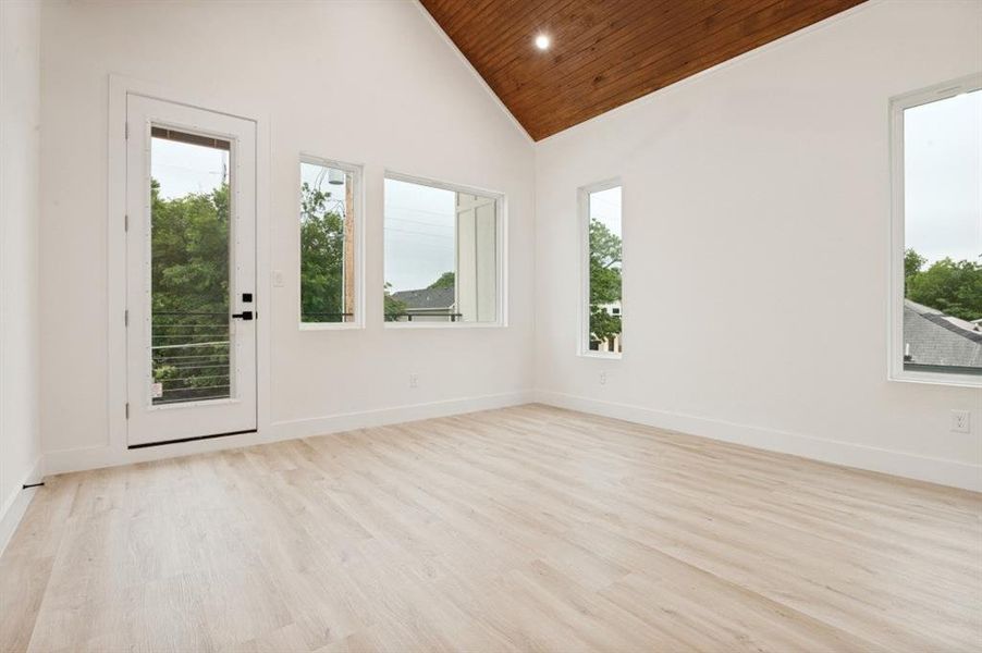 Spacious, unfurnished interior of a new home in , Dallas (Image 12).