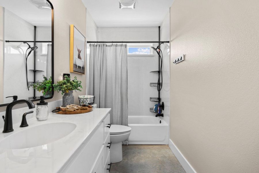 Full bath with vanity and shower / tub combo with curtain