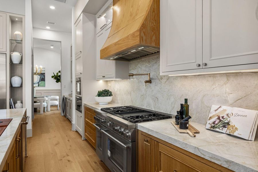 Fully loaded Chef''s Kitchen look onto the Family Room & Breakfast area in an open floor plan. Perfect for entertaining. Fully loaded Chef''s Kitchen look onto the Family Room & Breakfast area in an open floor plan. Perfect for entertaining.