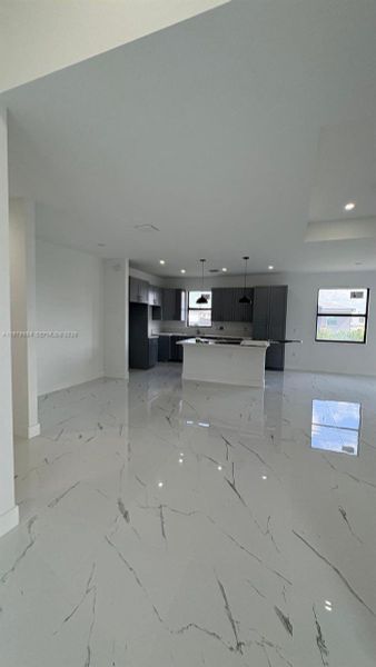Spacious, unfurnished interior of a new home in , Cape Coral (Image 8).