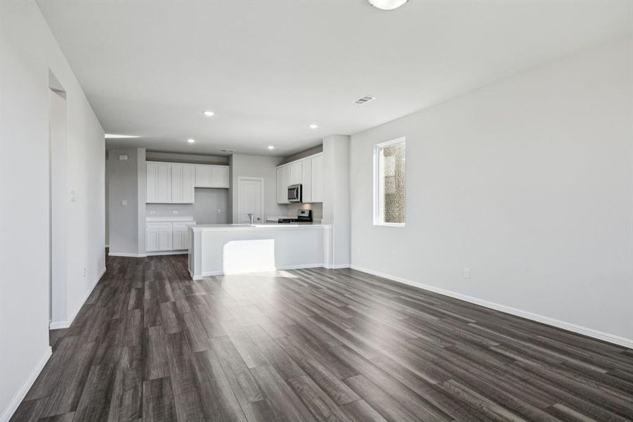 Spacious, unfurnished interior of a new home in Santorini, Seagoville (Image 11).