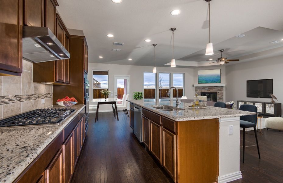 Abundant Cabinet and Island Space