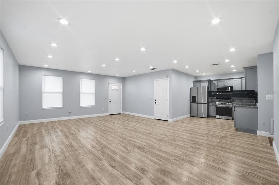 Spacious, unfurnished interior of a new home in , Orlando (Image 12).
