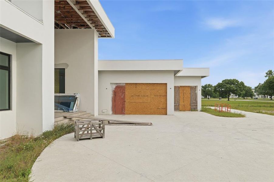 Exterior details and patio area of a home in Stonelake Ranch, Thonotosassa (Image 10).