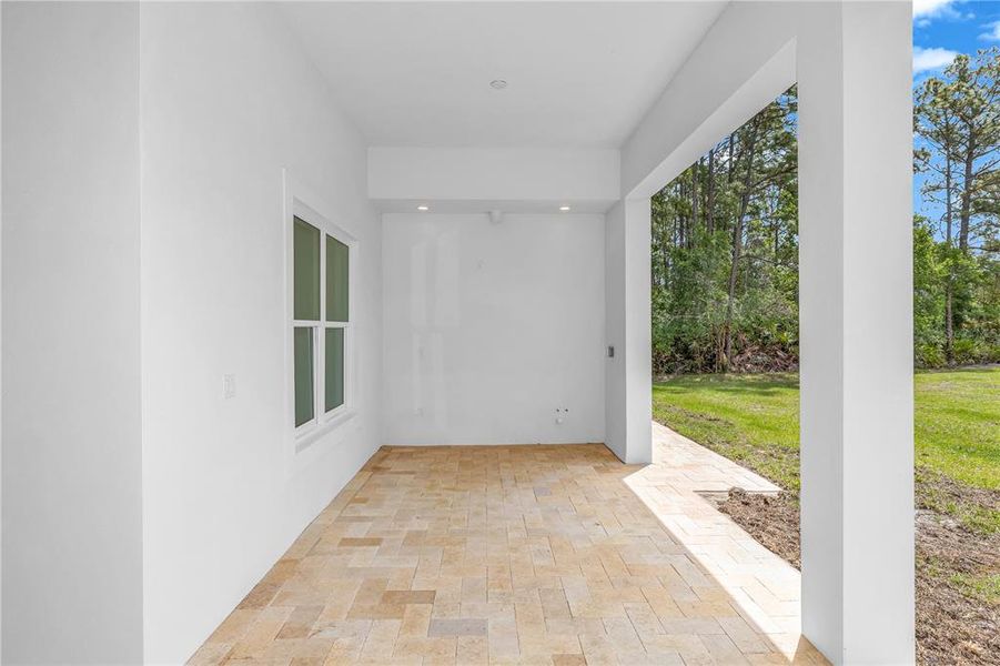 Exterior details and patio area of a home in , Orlando (Image 28).