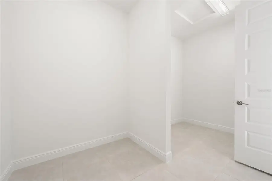 Spacious, unfurnished interior of a new home in , Sarasota (Image 25).