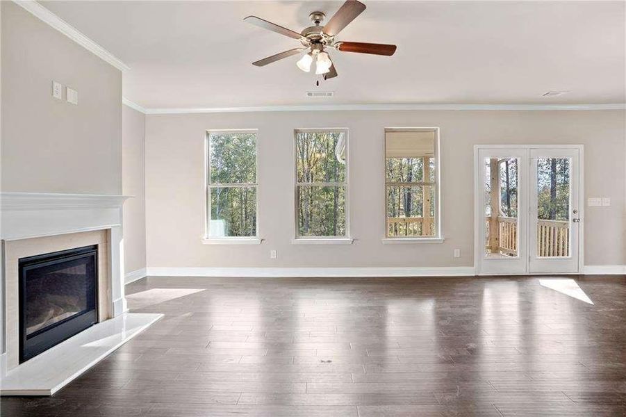 Spacious, unfurnished interior of a new home in Stratford Square, Lawrenceville (Image 11).