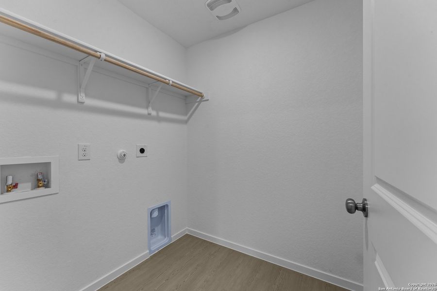 Spacious, unfurnished interior of a new home in Voss Farms, New Braunfels (Image 13).