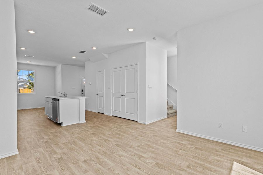 Spacious, unfurnished interior of a new home in Valverde, Bastrop (Image 25).
