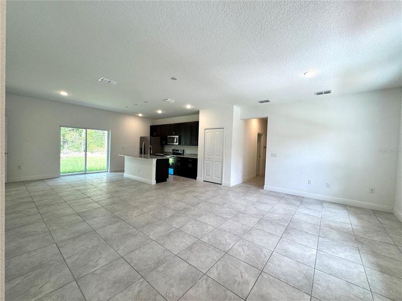 Spacious, unfurnished interior of a new home in , Citrus Springs (Image 16).