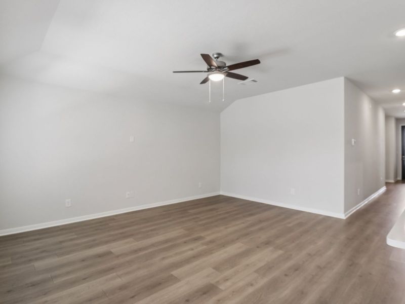Spacious, unfurnished interior of a new home in Lark Canyon, New Braunfels (Image 11).