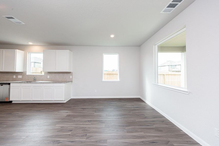 Spacious, unfurnished interior of a new home in Cliffstone Hills, Conroe (Image 15).
