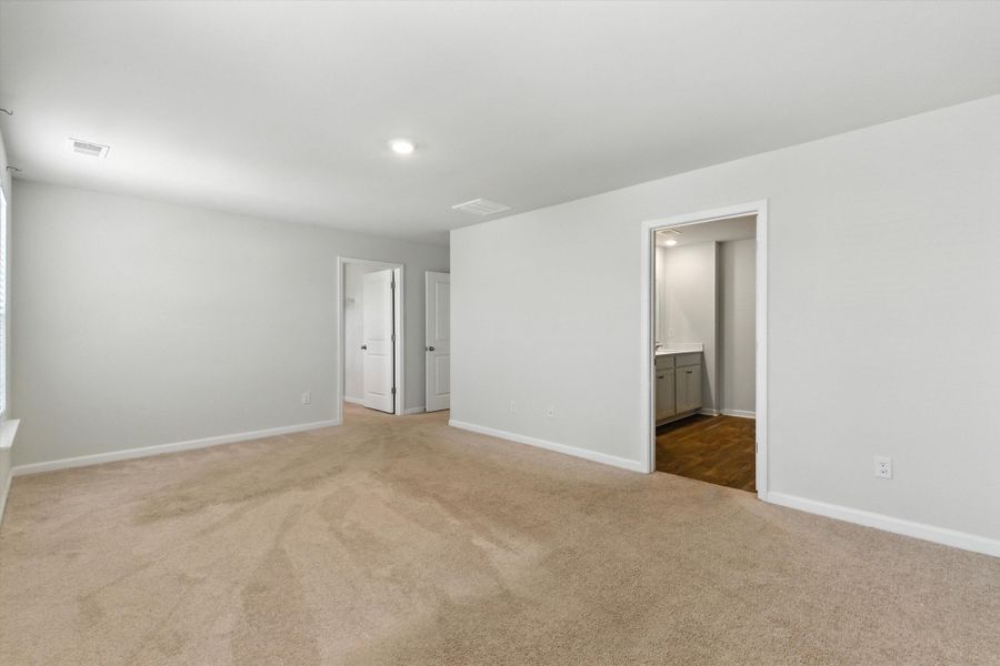 Spacious, unfurnished interior of a new home in , Summerville (Image 25).